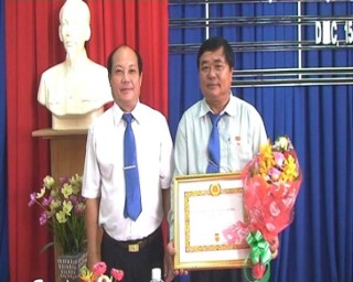 Huyện uỷ Dương Minh Châu tổ chức lễ trao huy hiệu 30 năm tuổi đảng cho đảng viên Nguyễn Văn Sơn